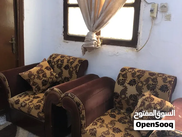 صالون بحاله كويسه يبي تعديل لوحات لي تحته