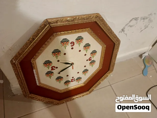 ساعة حائط طراز يدوي من الخشب ممتازة للبيع بسعر جيد وقابل للتفاوض
