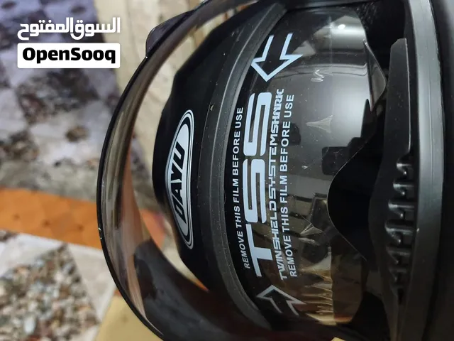 خوذة باللون الاسود