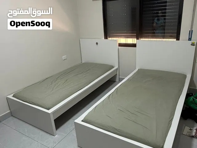 تخت اكيا من نوع MALM عدد 2 استعمال جدا خفيف