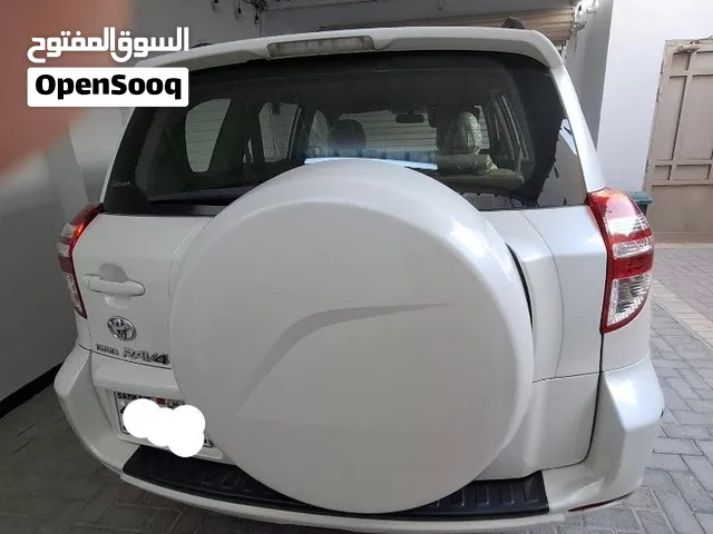 سيارة R4  موديل 2012   ماشيه. 280947 حوادث خفيفة  الون ابيض صبغ وكاله  مطلوب فيها BD 3300