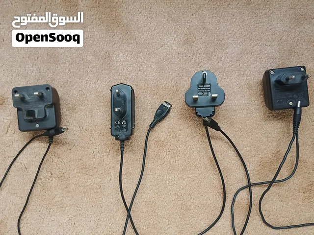 مجموعة متنوعة من الشواحن المختلفة