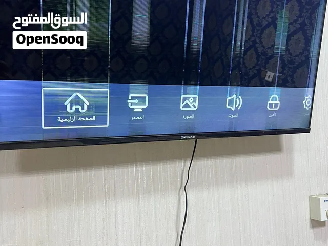شاشة حجم 45 او 42 ما اعرف بالضبط اخت جديدة لكن بيه مثل خبطة الألوان ما اعرف سبب وما وديتها مصلح