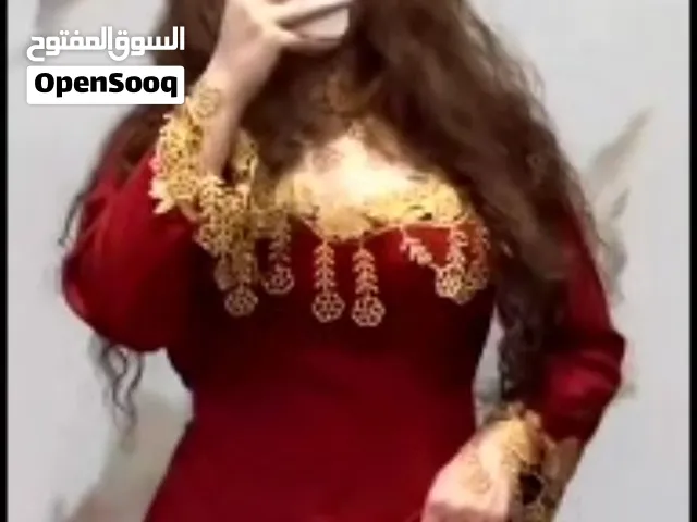 فستان سهرة أحمر فاخر بتطريز ذهبي