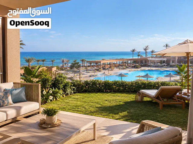 شاليه لقطة ارضي بجاردن متشطب بالفرش وبView بحر بانورامي للبيع بخصم 40% بارقى منتجع على البحر