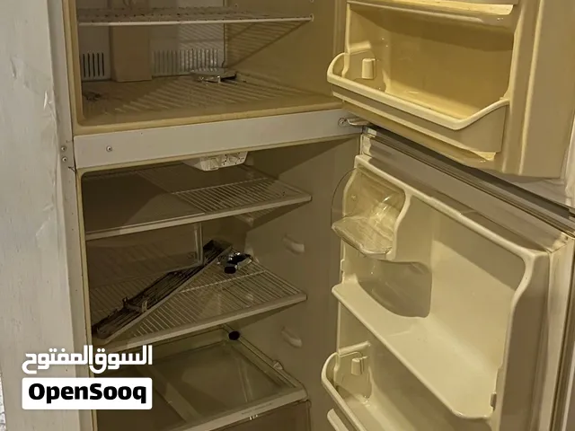 ثلاجه نظيفه و شغاله و طاوله تلفزيون مافيه ولا شي فقط يبيله تنظيف