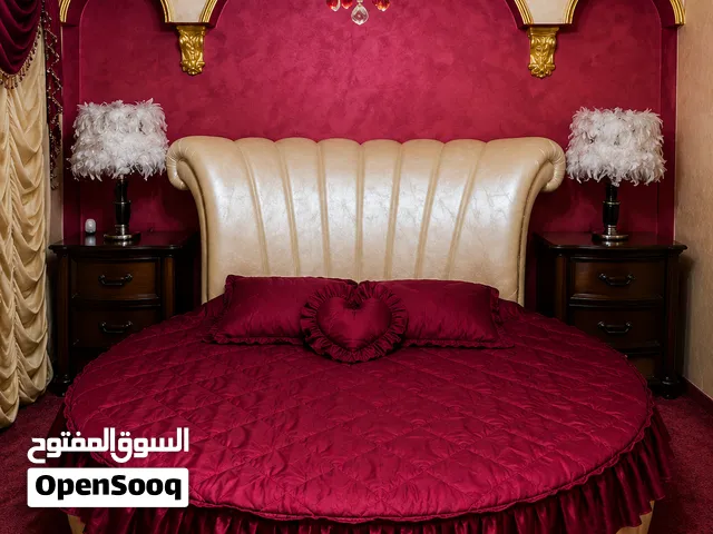 غرفة نوم / تخت دائري بحالة الجديد