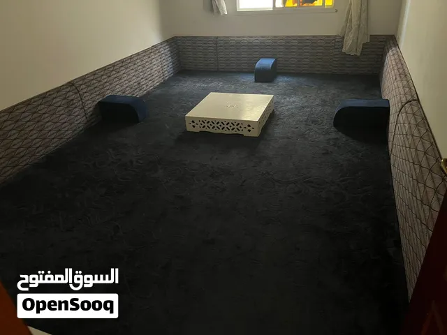 للبيع جلسة ارضية مع مساند ظهر و طاولة و الزولية