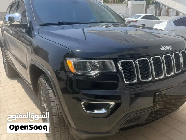 جيب جراند شيروكي 2018 Limited أسود بحالة ممتازة مع تقنيات حديثة