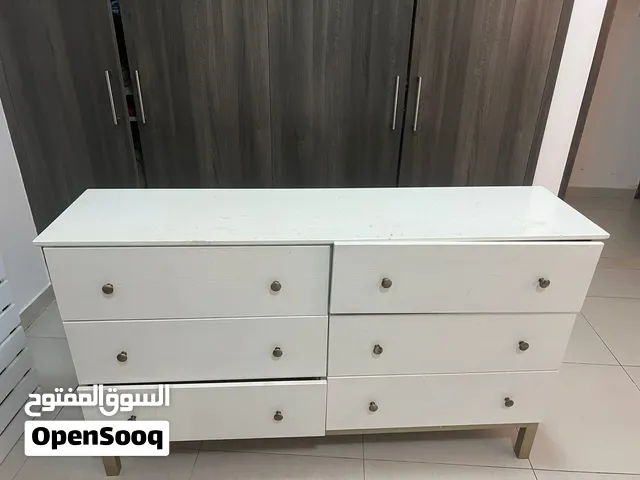 طاولة كبيرة مع ست ادراج مناسبه للمكاتب وغرف النوم لون ابيض