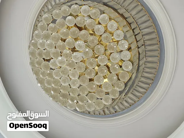 ثريات نضيف جدا ، ثرية كبيرة للسقف ، و 6 للحائط و 2 تعليك بالسقف