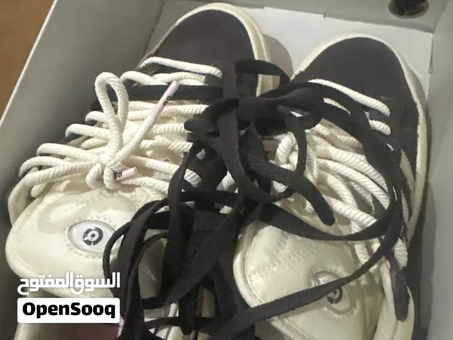 سنيكرز اديداس بادبونى براون جديد لم يستعمل اصلى كالبوريشن تعاون بين اديداس وباد بونى