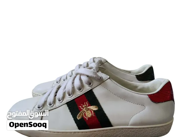 GUCCI BEE EMBROIDERED ACE SNEAKERS  حذاء غوتشي ستاتي قياس 35