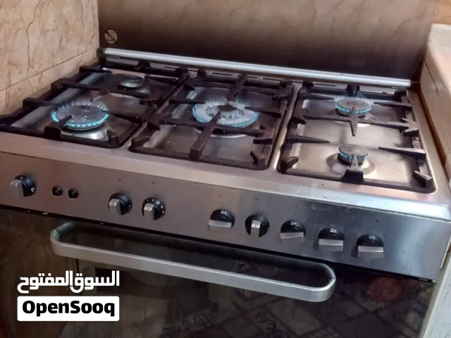 طباخ نضيف جدا مع فرن مستعمل قليل