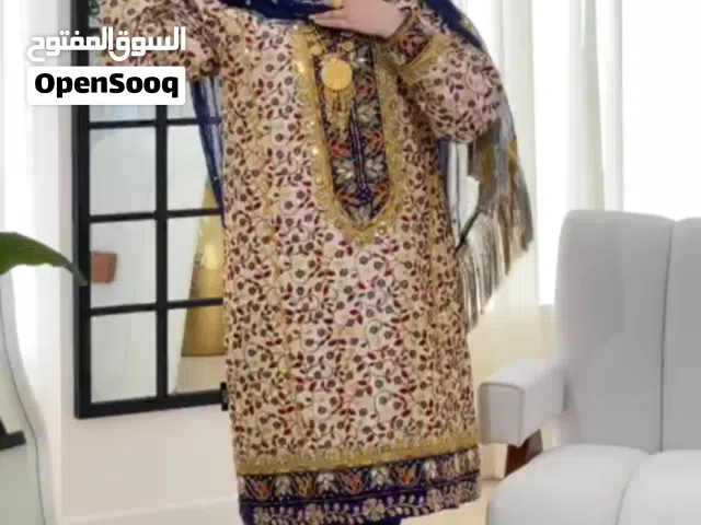 لبسه عمانيه من المصممه نوفان  ملبوسه ساعات فقط جميله جدا قماش بريسم مع بنطلون ووقايه لون ازرق