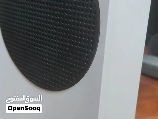 اكس بوكس سيريس س مع ملحقاتها  كنترولين و في اشياء اضافيه (الوصف)