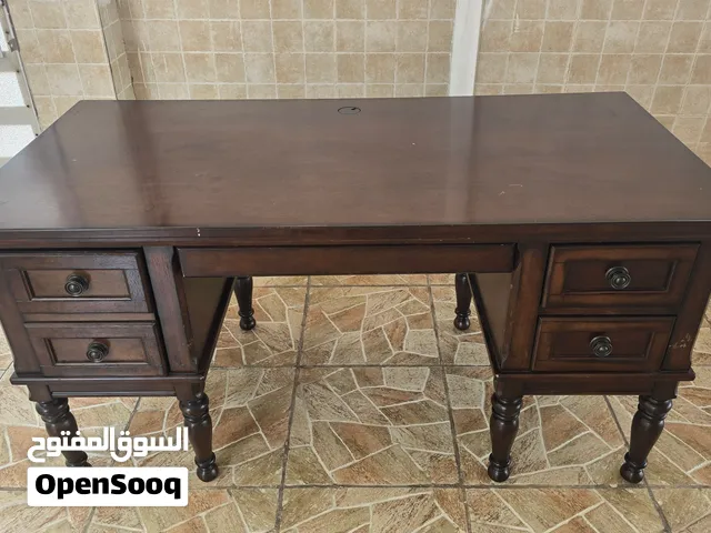 طاولة كلاسيكية كبيرة تنفع للالعاب