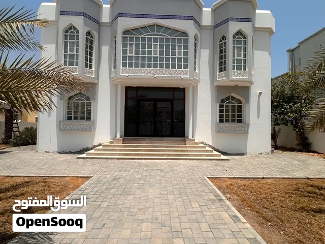 فيلا مطلة على شارع مزون للبيع في الخوض