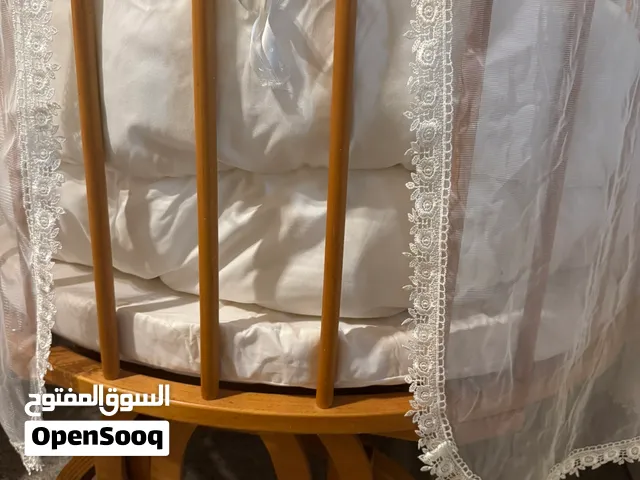 سرير اطفال دائري مع الملحقات بحالة ممتازة