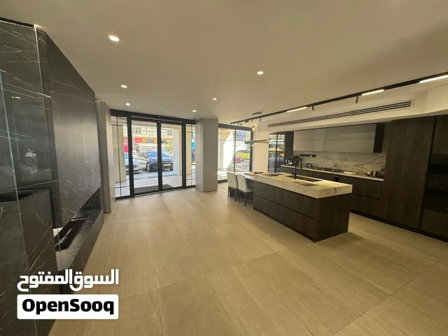 معرض مساحة 300 متر مربع في دابوق ( شارع المدينة الطبية) بجانب مخبز روابي فرح