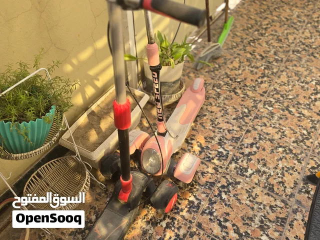 سكوتر احمر ووردي