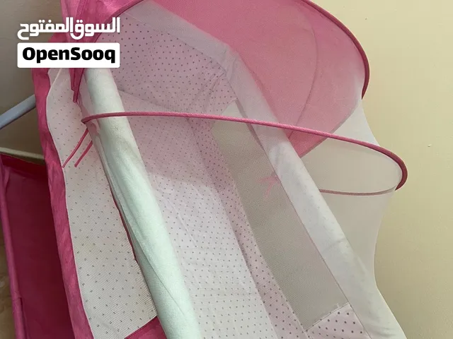 سرير أطفال متنقل شبه جديد + ناموسية + مرتبة  استخدام 7 أشهر فقط
