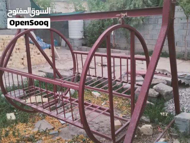 مرجوحه لون أحمر المكان بصره التنومه قرب مدرسة البيارق