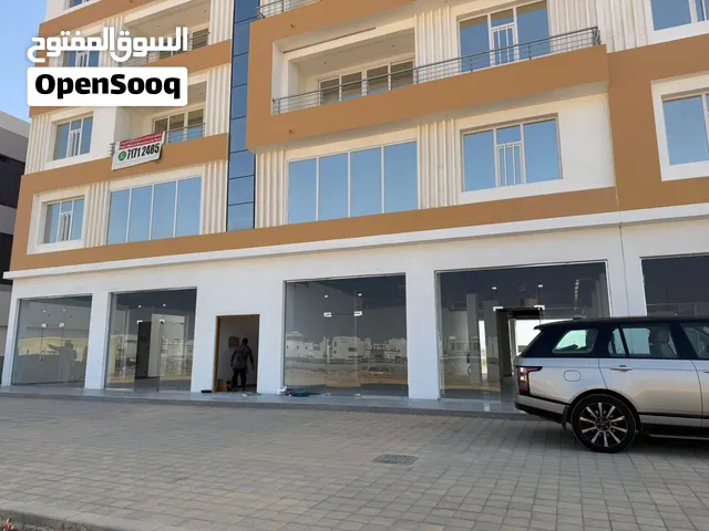معارض ومكاتب في موقع مميز وبناية جديدة