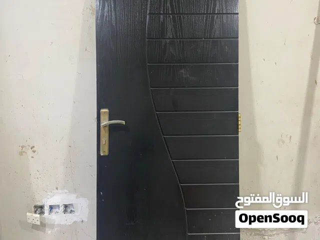 باب خشب قوي مستعمل