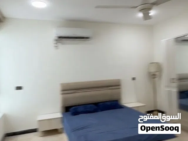 بناية تتكون من طابقين معزولة بدرج ووباب خارجي 130 متر