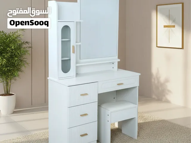 طاولة زينة عصرية بيضاء مع مرآة ومقعد ومساحات تخزين