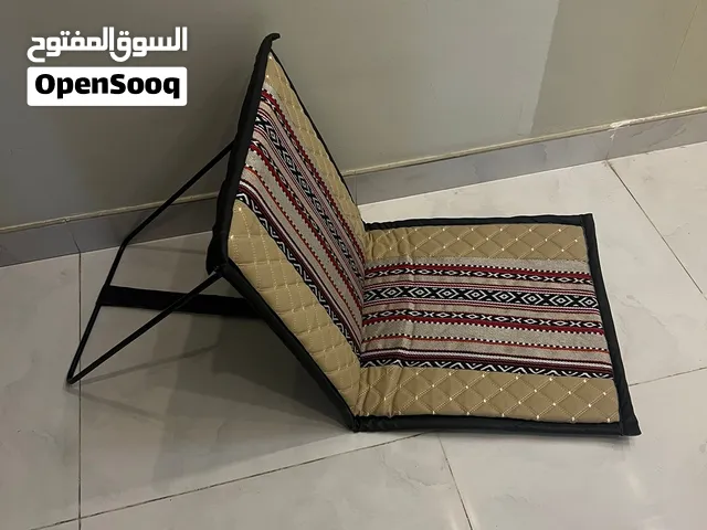 كرسي ارضي جميل ، خامته جلد سهل التنظيف
