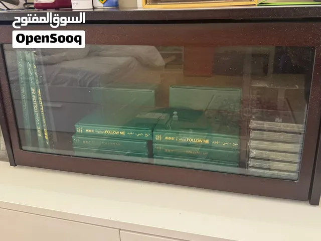 طقمًا تعليميًا قديمًا شبه متكامل من BBC Revised Follow Me – منهج «اتبعني» الجديد