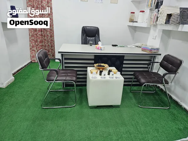 مكتب وكرسي متحرك وكراسي استقبال عدد 2 وطاوله صغيره كما هوه موضح