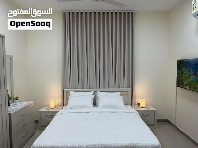 غرفتين ومطبخ وصالة ودورتين مياه للايجار الشهري في طريق السلطان قابوس