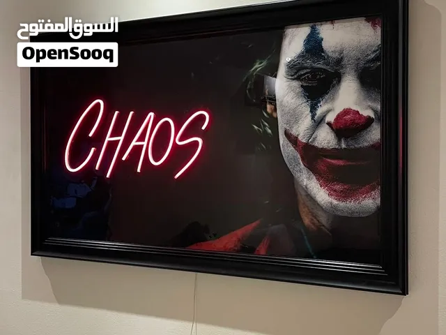 لوحة جدارية طباعة دقة عالية الجوكر مع اضاءة نيون ليد احمر وطبقة من الابوكسي الريزن واطار اسود