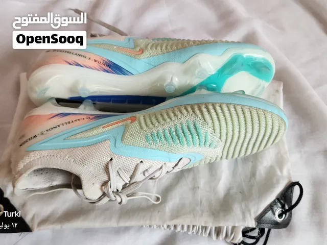 بوتي نايك وكاله مستخدم لمبارتين  مقاسه 44 معى شنطه وكاله السعر 19 الف