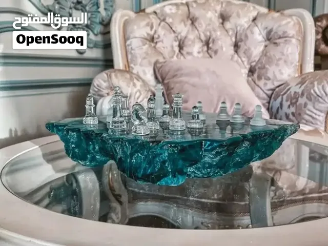 طقم شطرنج من الراتنج (الرزین) مصنوع يدوياً بتصميم جليدي مع قطع شفافة