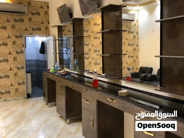 ميز مرمر ومغسلة وجام خانات كان في صالون حلاقة hdf  شغل ممتاز  طول 5 امتار وعرض 60