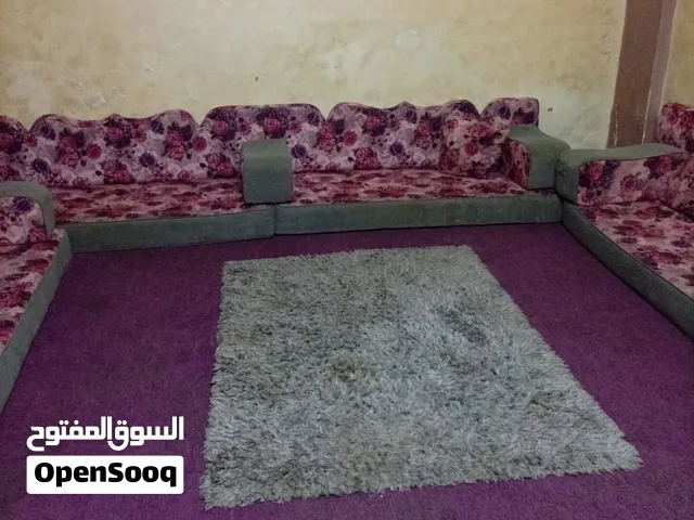 للبيع جلسة عربية 6فرشات و6مراكي و6مساند وسجادة 4/5 وبرداي