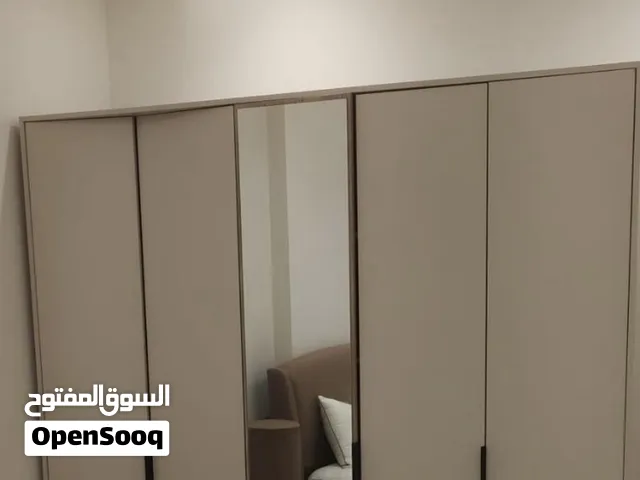 دولاب مستخدم نظيف