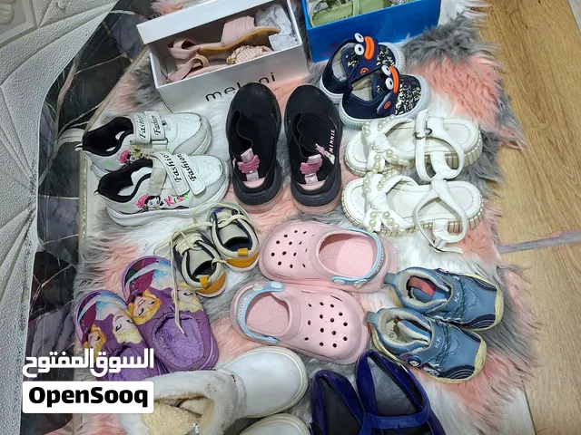أحذية للبنات الصغار مقاسات 24 و 25 ويوجد 3 أحذية للرضع للبيع في ابو ظبي