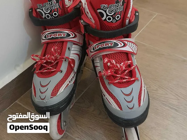 سكيت 4 عجلات ، لون احمر. قابل للتصغير والتكبير.