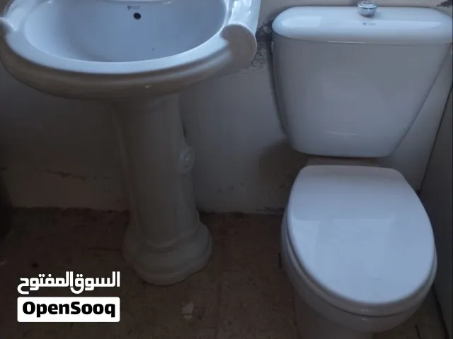 مغسلتين ومرحاض