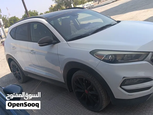 سياره هيونداي توسان 2017 1600cc السويق 4 راكب  اللون ابيض  جديده كل شيء
