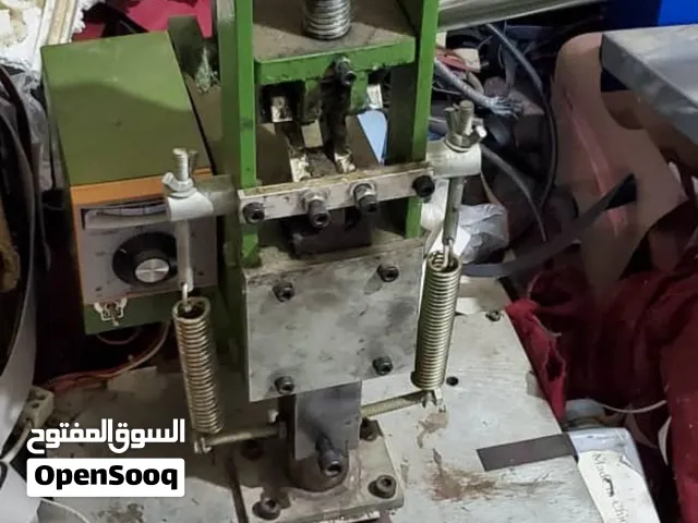 مكبس للنحت على الجلود. مع اربعه قوالب نقشات مختلفه تبعه