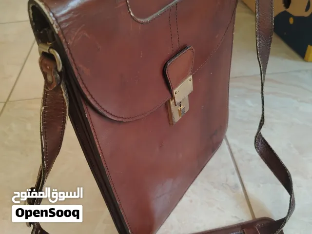 حقيبة فرنسية قديمة عمرها 55 سنة