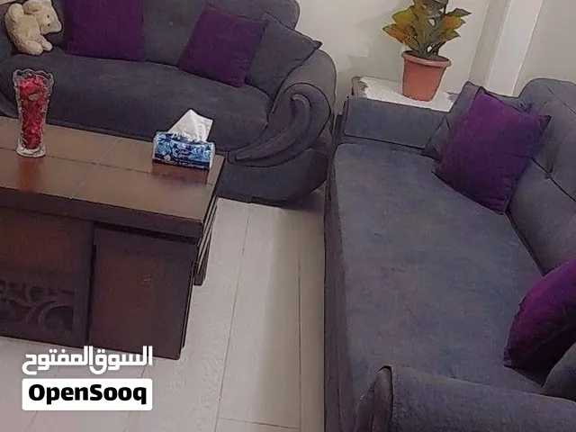 طقم كنب للبيع بحاله ممتازه معه كفر من نفس قماشه واللون بسعر 150