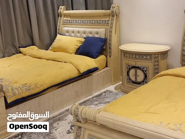 سرير مفرد عدد 2 + طاوله جانبيه + تسريحه