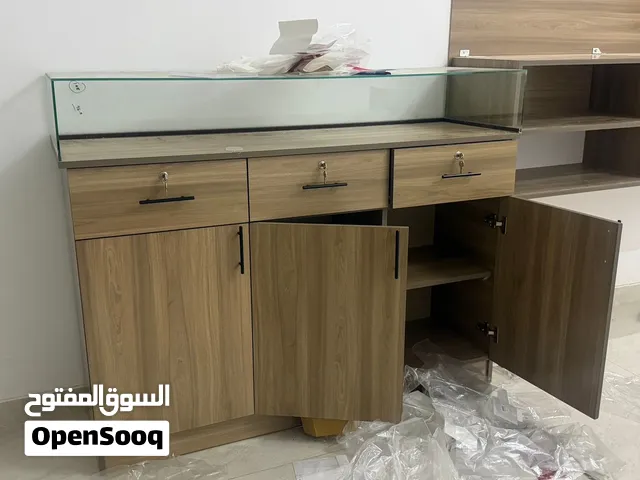 ارفف وطاولات ومكيف واضاءه وستاره